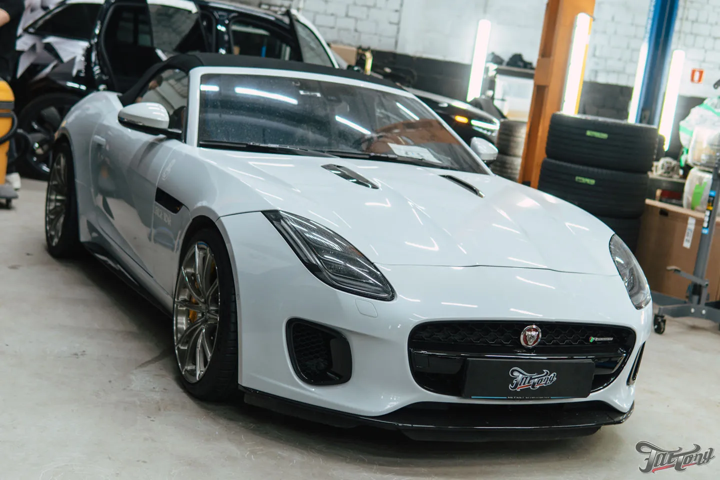 Фирменный Шиномонтаж на вибростенде с адаптацией и балансировкой для Jaguar F-Type. Керамика для дисков и суппортов, техническое обслуживание